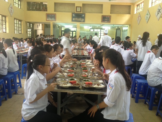 Bữa ăn bán trú đầu tiên