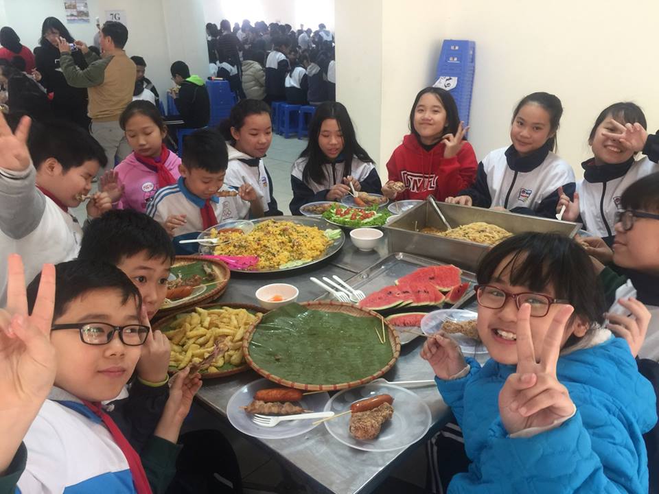 Học sinh bán trú liên hoan tất niên