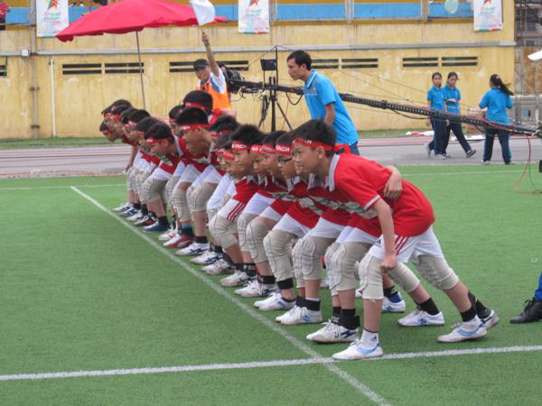 Học sinh lớp 6 thi “30 người 31 chân”