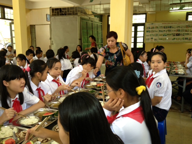Bữa cơm đầu tiên tại trường của học sinh lớp 6 bán trú