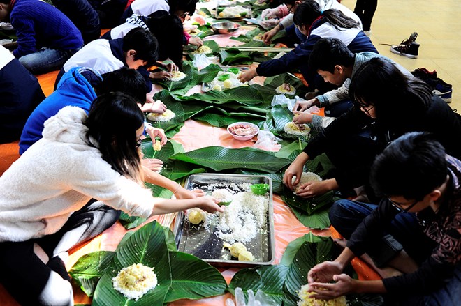 Học sinh tự gói bánh chưng