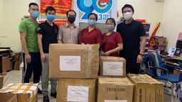 Trường THCS Phan Chu Trinh trao tặng hơn 2000 kính chắn giọt bắn tới Quận Đoàn Ba Đình