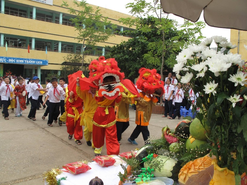 Học sinh lớp 6 vui Trung thu