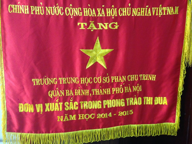 Trường THCS Phan Chu Trinh nhận cờ  “Đơn vị xuất sắc”