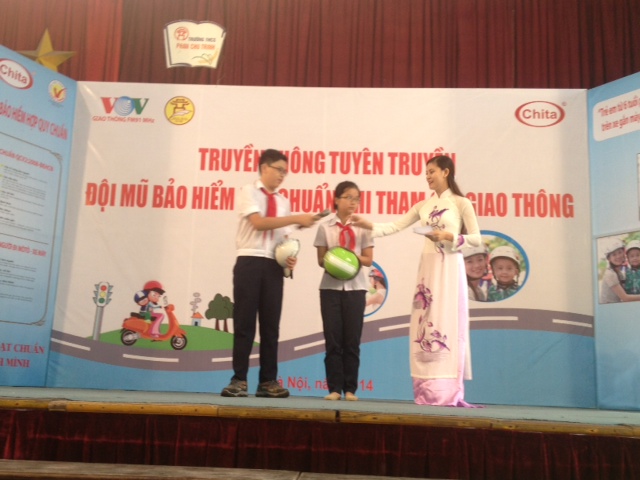 Tuyên truyền đội mũ bảo hiểm đạt chuẩn