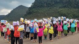 Niềm vui của học sinh điểm trường Én Cổ