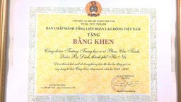 Công đoàn Trường THCS Phan Chu Trinh vinh dự nhận bằng khen của Tổng Liên đoàn Lao động Việt Nam