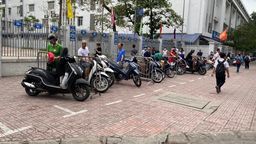Cha mẹ học sinh dừng, đỗ xe đúng quy định, đảm bảo đường thông hè thoáng và giữ an toàn, trật tự đô thị 