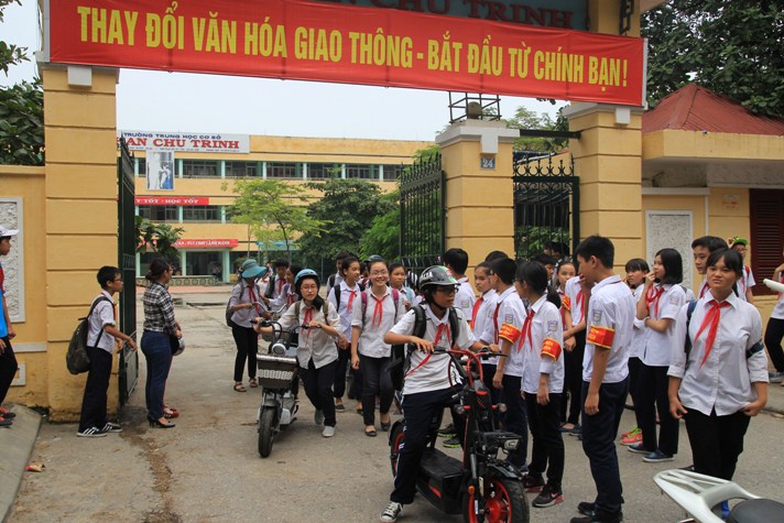 Thực hiện qui định học sinh đội mũ bảo hiểm khi tham gia giao thông