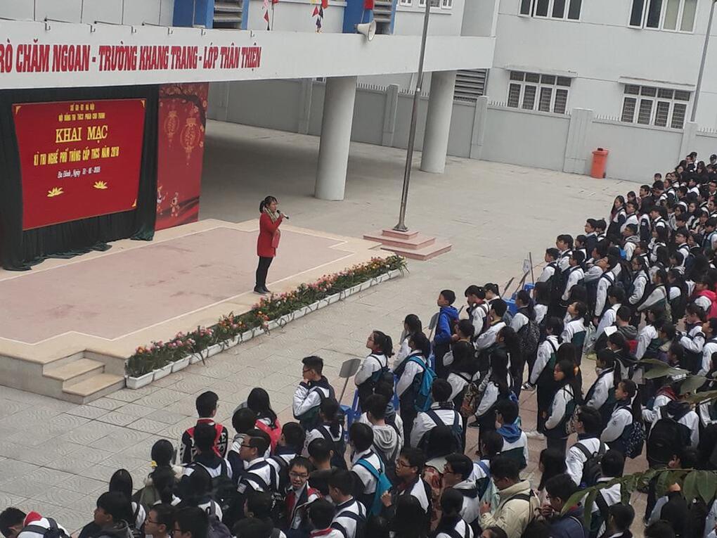 Học sinh khối lớp 9 dự thi cuộc thi nghề