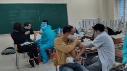 Tiêm vắc xin mũi 3 cho giáo viên và người dân phường Ngọc Khánh tại điểm tiêm trường THCS Phan Chu Trinh