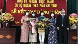 Chi bộ trường THCS Phan Chu Trinh tổ chức Lễ kết nạp Đảng viên mới