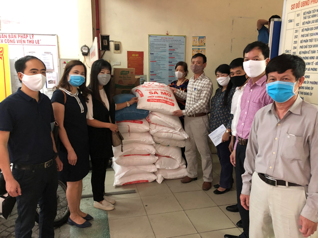 Trường THCS Phan Chu Trinh tặng quà người dân gia đình chính sách, gia đình khó khăn bị ảnh hưởng bởi dịch bệnh trên địa bàn phường Ngọc Khánh