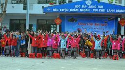 Hoạt động thiện nguyện: Mang áo ấm đến với các trường đặc biệt khó khăn