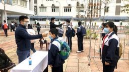 Ngày đầu tiên trở lại trường sau thời gian nghỉ phòng chống dịch Covid- 19 của học sinh trường THCS Phan Chu Trinh