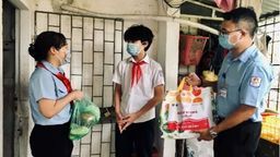 Hoạt động tặng quà cho học sinh có hoàn cảnh khó khăn bị ảnh hưởng bởi dịch Covid–19