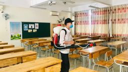 Công tác phun khử khuẩn phòng, chống dịch Covid-19  đầu năm học 2020-2021
