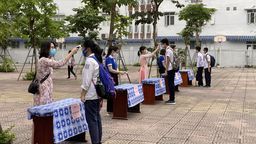 Học sinh THCS Phan Chu Trinh hân hoan trở lại trường