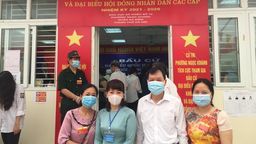 Giáo viên trường THCS Phan Chu Trinh hỗ trợ công tác bầu cử đại biểu Quốc hội khóa XV, và đại biểu HĐND các cấp nhiệm kỳ 2021 – 2026 tại phường Ngọc Khánh