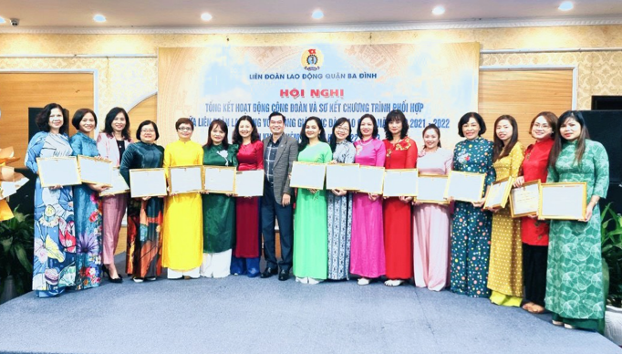 Công đoàn trường THCS Phan Chu Trinh nhận giấy khen Hoàn thành xuất sắc nhiệm vụ năm học 2021-2022