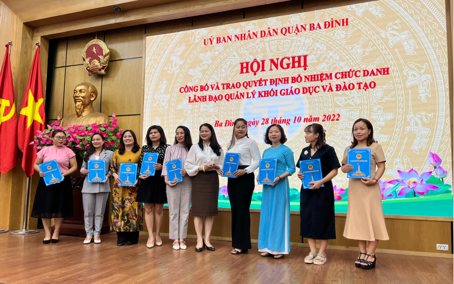 Đồng chí Nguyễn Ngọc Huyền- Phó Hiệu trưởng trường THCS Phan Chu Trinh nhận quyết định bổ nhiệm lại chức vụ