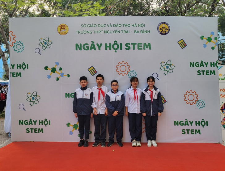 Học sinh trường THCS Phan Chu Trinh hào hứng tham gia ngày hội STEM