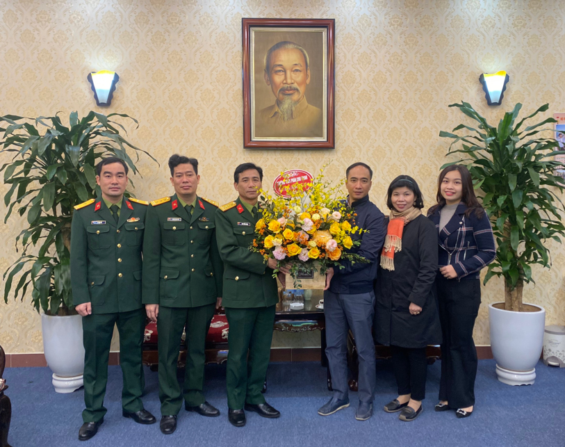 Trường THCS Phan Chu Trinh tới thăm và chúc mừng các đơn vị quân đội