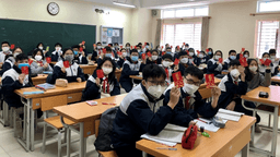 Học sinh Phan Chu Trinh náo nức trở lại trường