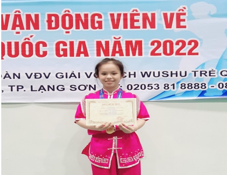 Vũ Tài Uyên lớp 6A10- Cô học sinh bé nhỏ làm nên thành tích lớn
