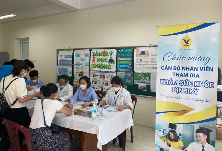 Trường THCS Phan Chu Trinh tổ chức kiểm tra sức khoẻ cho cán bộ, giáo viên, nhân viên