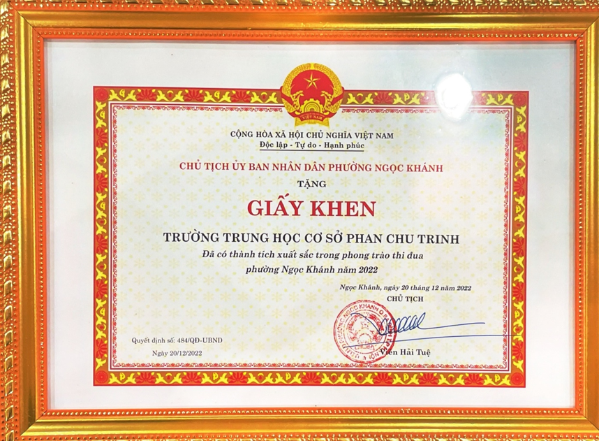 Trường THCS Phan Chu Trinh nhận giấy khen có thành tích xuất sắc trong phong trào thi đua