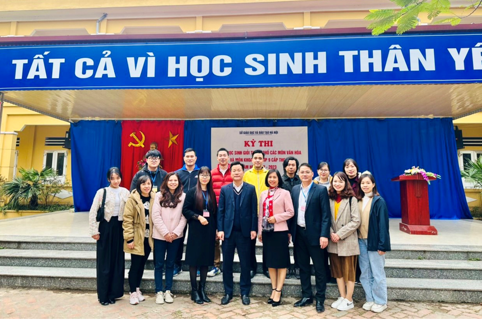 Giáo viên trường THCS Phan Chu Trinh thực hiện nhiệm vụ coi thi học sinh giỏi thành phố tại Ba Vì và Gia Lâm