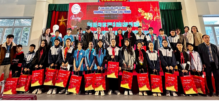 Trường THCS Phan Chu Trinh tặng quà cho học sinh có hoàn cảnh khó khăn nhân dịp tết Nguyên đán 2023