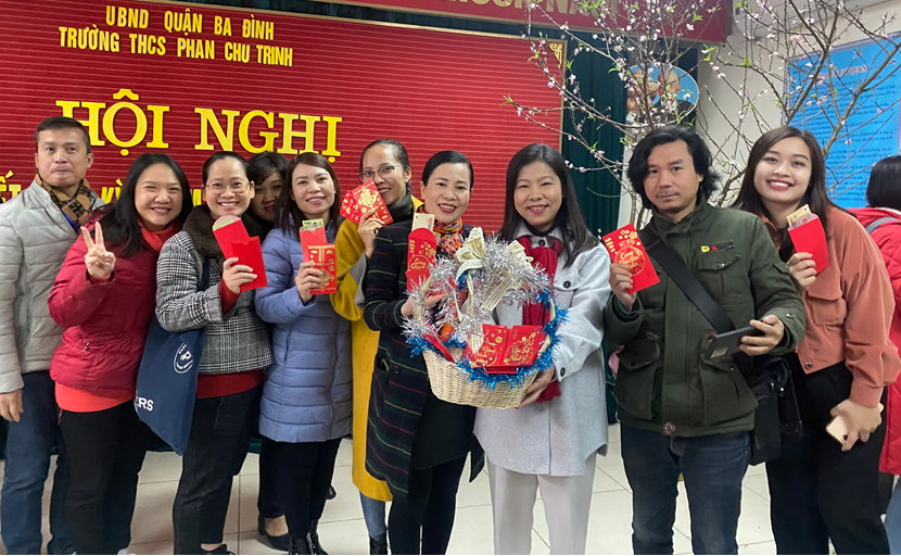 Chùm ảnh: Ấm đượm tình thân, CBGV-NV trường THCS Phan Chu Trinh đón xuân Quý Mão 2023