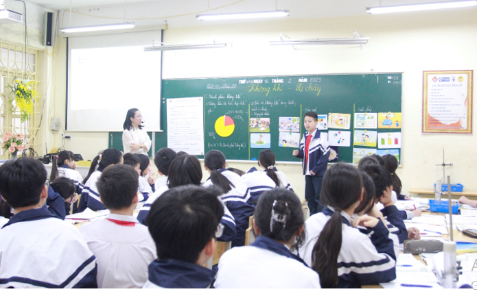 Ấn tượng với tiết dự thi giáo viên dạy giỏi cấp quận môn Hóa học của cô giáo Cấn Thị Duyên