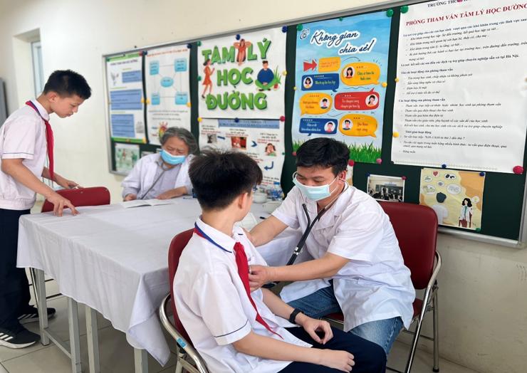 Trường THCS Phan Chu Trinh tổ chức khám sức khỏe cho học sinh