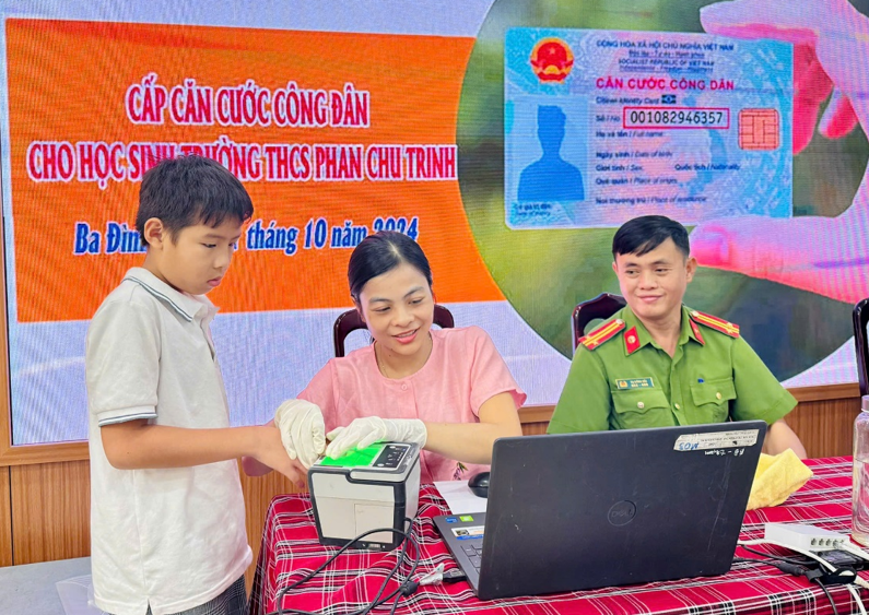 Hân hoan làm thẻ căn cước công dân tại trường