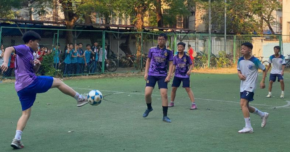 Trận cầu kịch tính giữa đội tuyển lớp 8A6 và đội tuyển lớp 8A7 khép lại với chiến thắng nghẹt thở trên chấm phạt đền