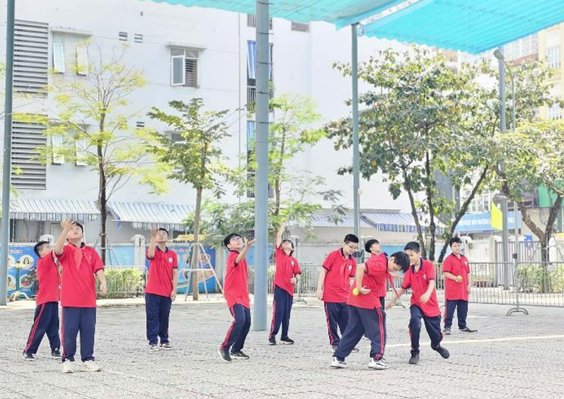 Tiết dạy chuyên đề đặc sắc về ném bóng của thầy Nguyễn Văn Vững
