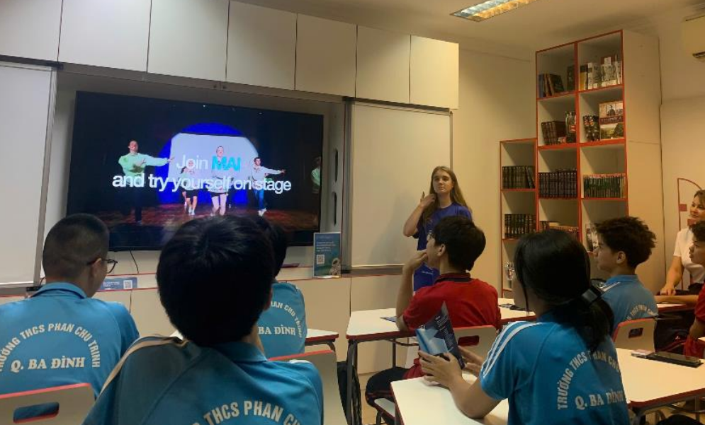 Học sinh trường THCS Phan Chu Trinh tham gia giao lưu tại Trung tâm Khoa học và Văn hóa Nga