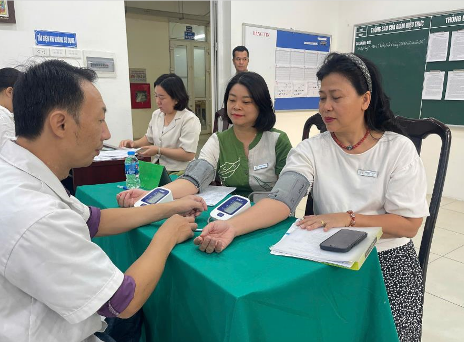 Trường THCS Phan Chu Trinh tổ chức khám sức khỏe tổng quát cho cán bộ, giáo viên và nhân viên nhà trường