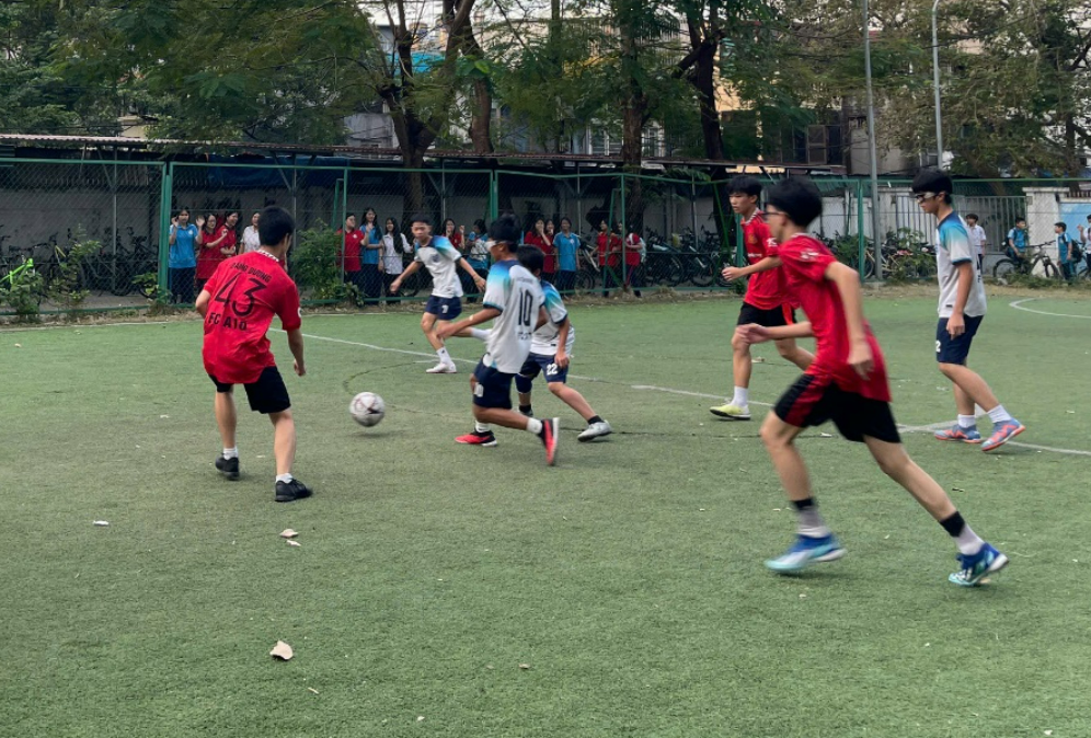 Sôi động với trận bán kết giải bóng đá cấp trường năm học 2024 - 2025
