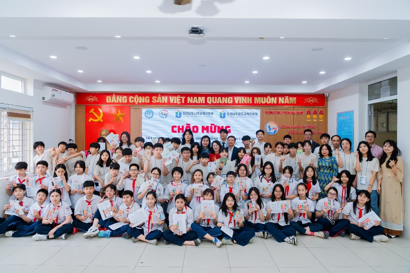 Buổi giao lưu giữa học sinh Trường THCS Phan Chu Trinh, quận Ba Đình và Học sinh Hàn Quốc đến từ Naju, Wando thuộc tỉnh Jeollanamdo