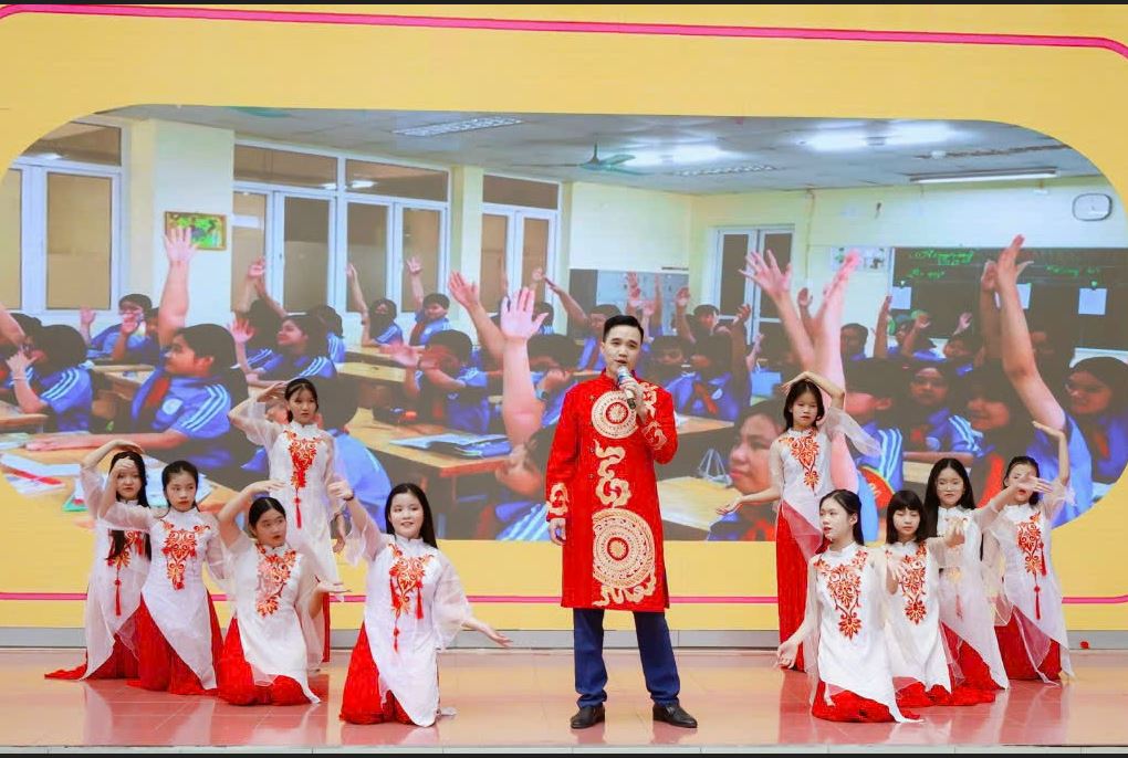 Cuộc thi ảnh "Thầy, cô trong trái tim em" - Chào mừng Ngày nhà giáo Việt Nam 20.11: Lớp 7A12