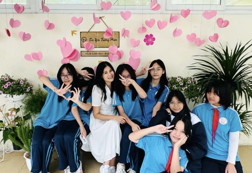 Cuộc thi ảnh "Thầy, cô trong trái tim em" - Chào mừng Ngày nhà giáo Việt Nam 20.11: Lớp 9A2