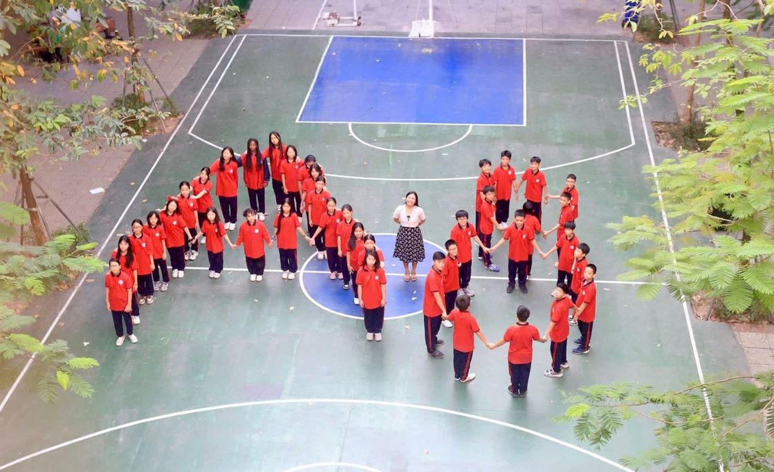 Cuộc thi ảnh "Thầy, cô trong trái tim em" - Chào mừng Ngày nhà giáo Việt Nam 20.11: Lớp 6A8
