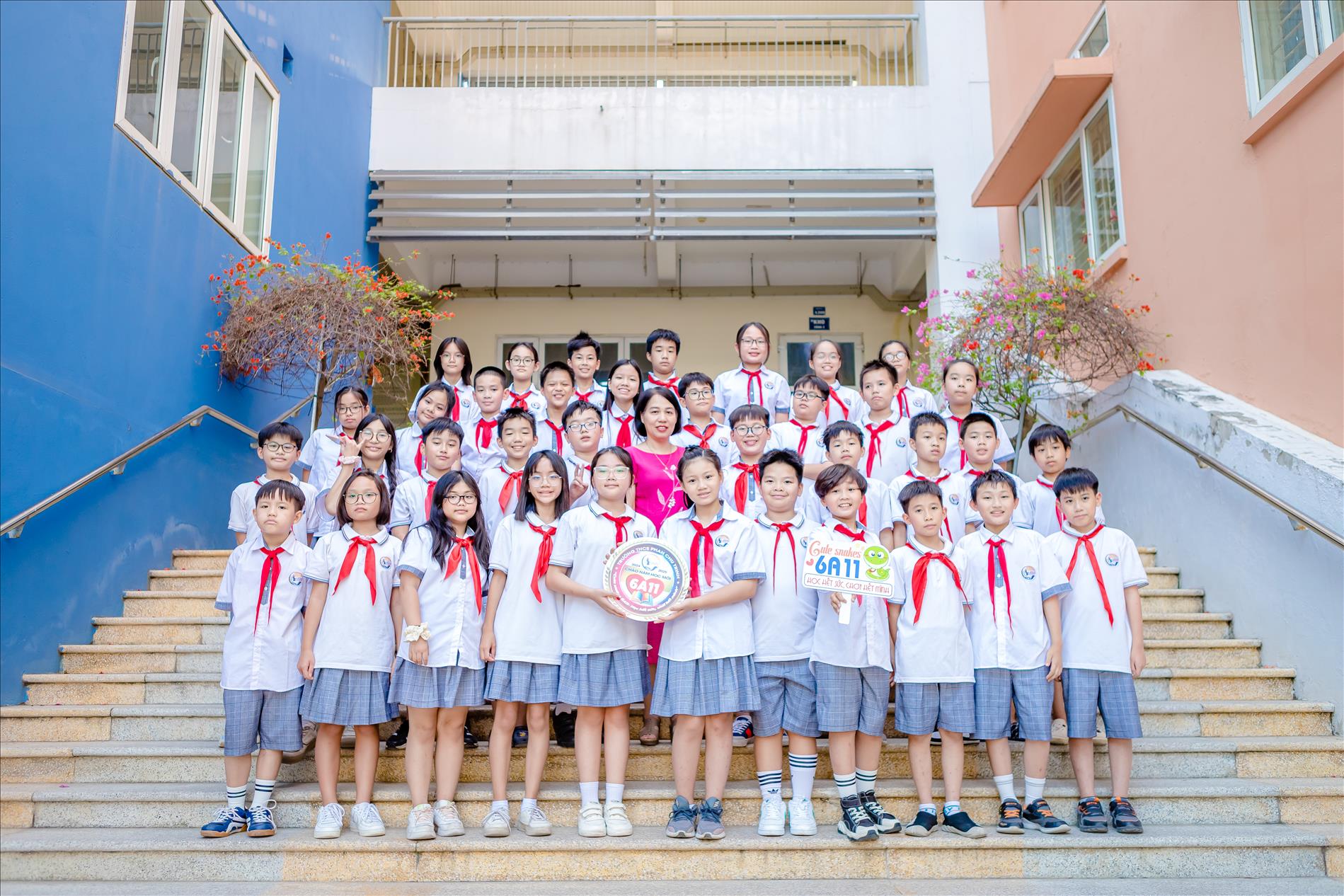 Cuộc thi ảnh "Thầy cô trong trái tim em": Lớp 6A11- Mãi trong tim