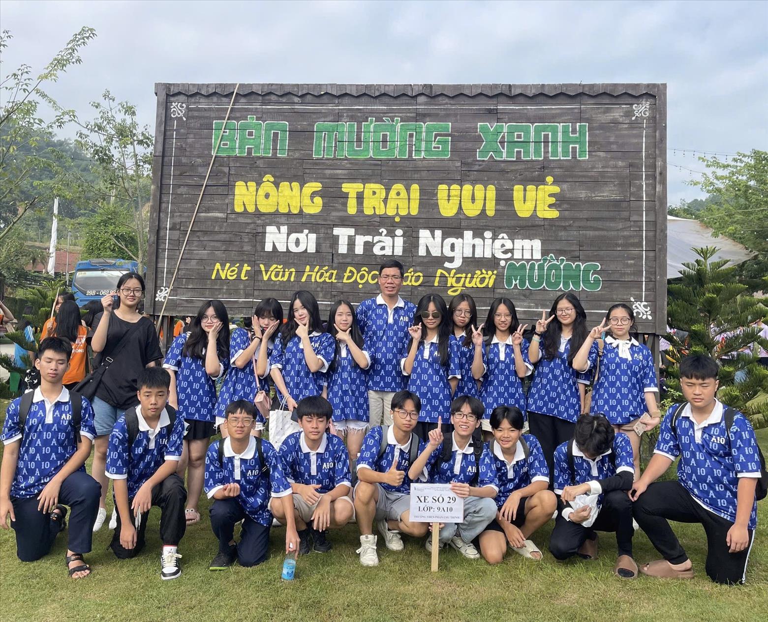 Cuộc thi ảnh "Thầy cô trong trái tim em": Lớp 9A10- Chuyến đi kì thú