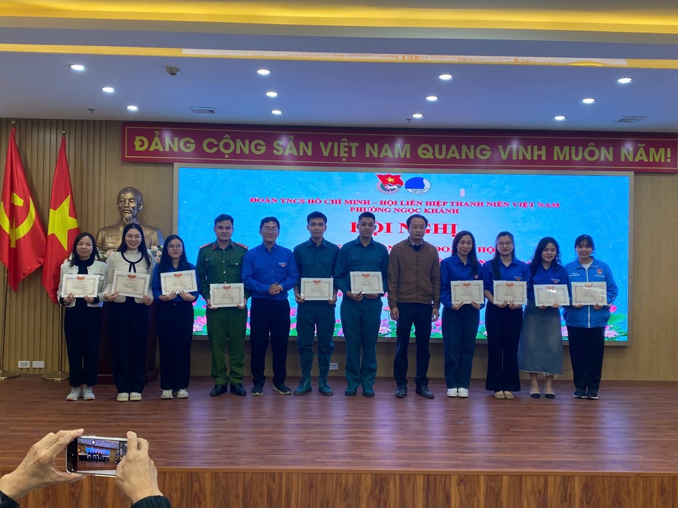 Vinh danh chi đoàn giáo viên trường THCS Phan Chu Trinh