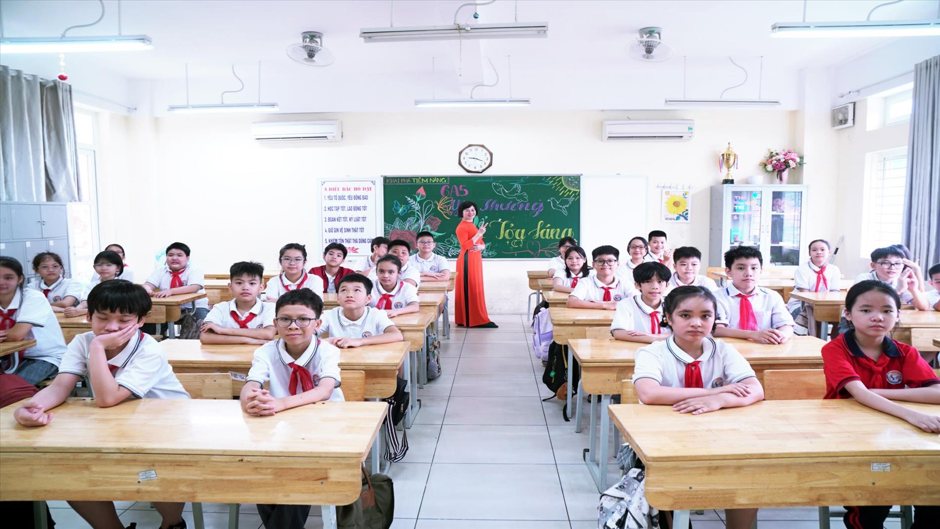 Cuộc thi ảnh " Thầy, cô trong trái tim em": 6A5- Yêu thương để tỏa sáng